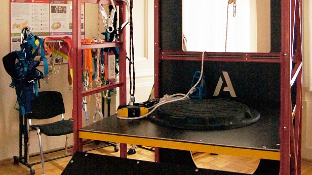 г. Екатеринбург. НИИ ОХРАНЫ ТРУДА  при практическом обучении обучении работам на высоте и в  замкнутом пространстве используют учебный комплекс "АЛЬПИНИСТ" 