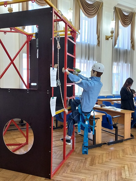 г. Екатеринбург. НИИ ОХРАНЫ ТРУДА  при практическом обучении обучении работам на высоте и в  замкнутом пространстве используют учебный комплекс "АЛЬПИНИСТ" 