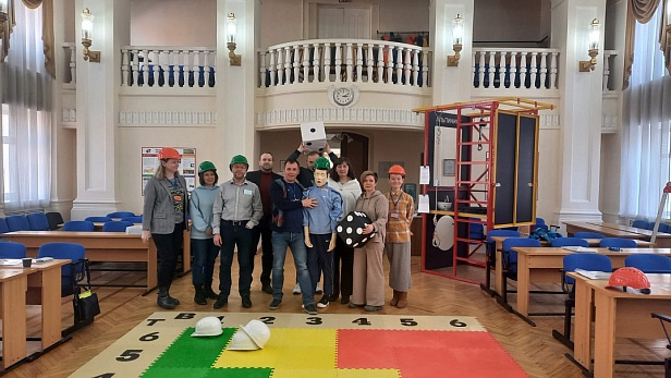 г. Екатеринбург. НИИ ОХРАНЫ ТРУДА  при практическом обучении обучении работам на высоте и в  замкнутом пространстве используют учебный комплекс "АЛЬПИНИСТ" 